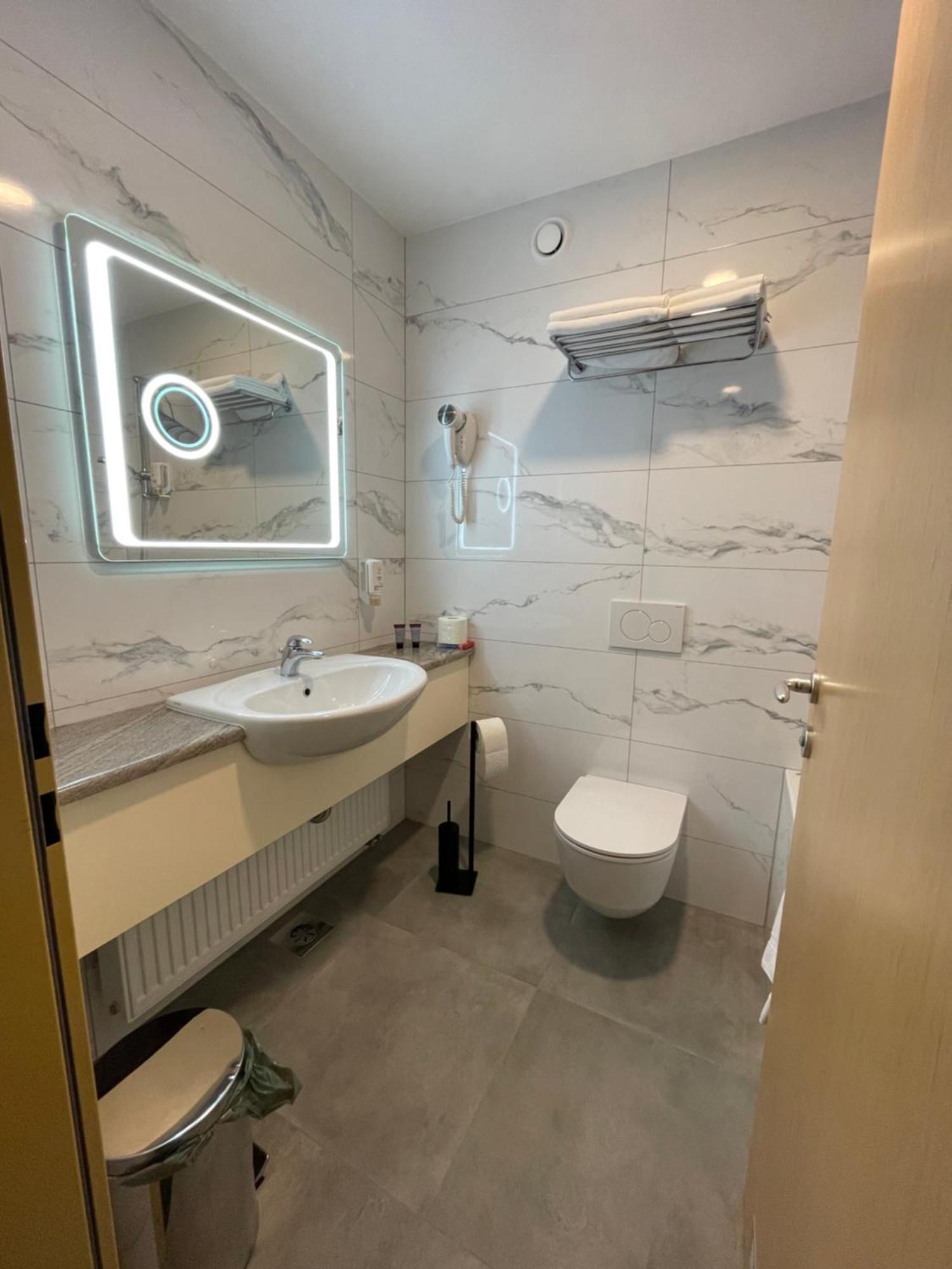 Camera Matrimoniale/Doppia con Letti Singoli con Letto Supplementare e Balcone